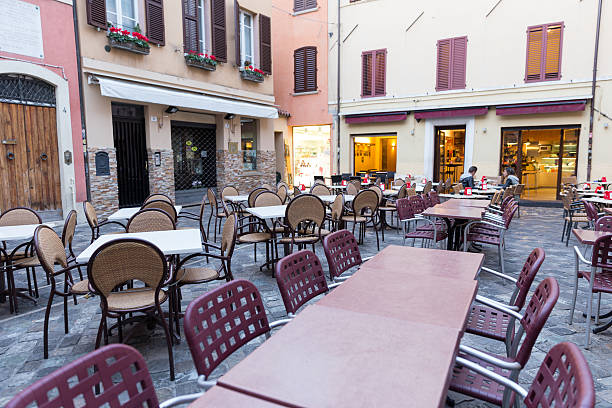 romantica caffè nel centro di rimini - nook foto e immagini stock