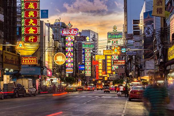 china cidade, rua de yaowarat - província de banguecoque imagens e fotografias de stock