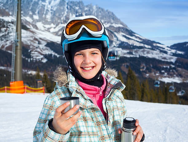 garota tem um divertido de esqui - austria european alps winter outdoors - fotografias e filmes do acervo