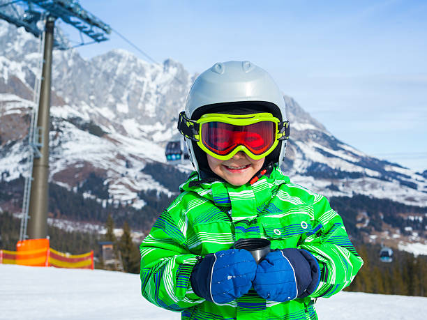 menino tem um divertido de esqui - austria european alps winter outdoors - fotografias e filmes do acervo