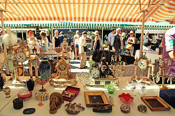 antigüedades de mercado en niza, francia - serving tray silver plate fotografías e imágenes de stock