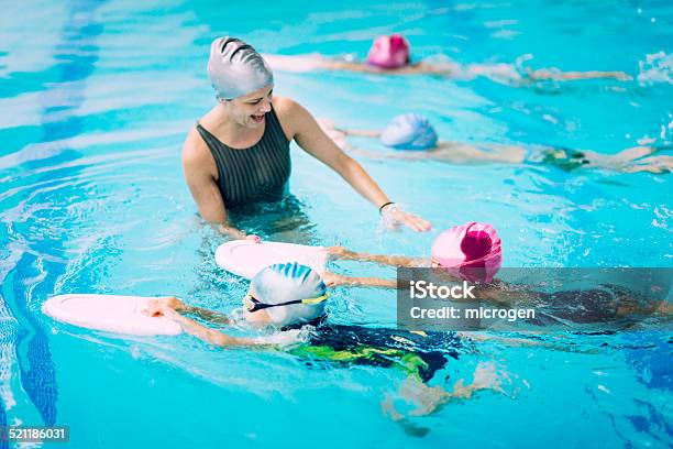 Kinder Die Ein Rennen In Der Klasse Stockfoto und mehr Bilder von Schwimmen - Schwimmen, Kind, Lernen