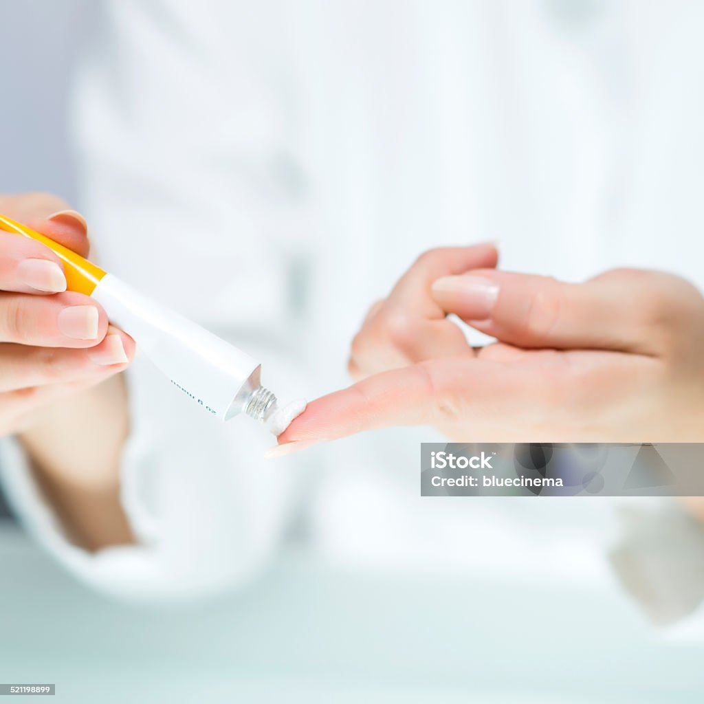 Manos de mujer con crema Tubo blanco - Foto de stock de Ungüento libre de derechos