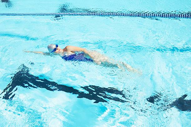 frau, schwimmen im schwimmbad - auf dem schoß stock-fotos und bilder