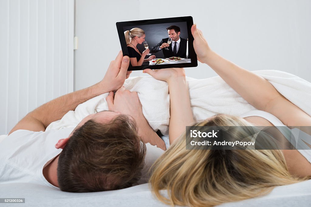 Paar mit Digitaltablett im Schlafzimmer - Lizenzfrei Bett Stock-Foto