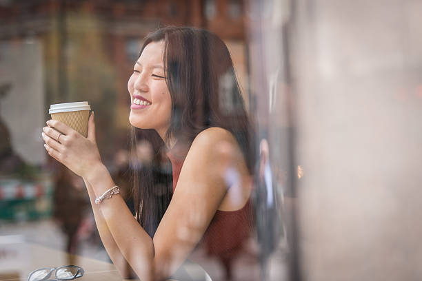 jovem chinês mulher sentada ao lado windows, no café. - east asian ethnicity japanese ethnicity asian ethnicity one person imagens e fotografias de stock