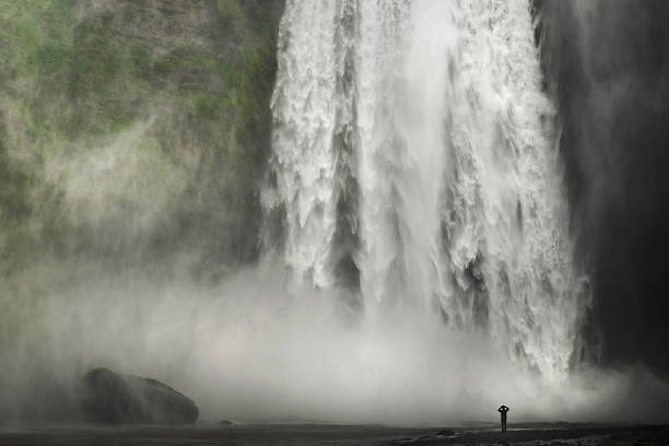 potente naturaleza - large waterfall fotografías e imágenes de stock