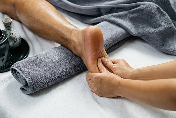 massagem tailandesa series: massagem para pernas e pés - reflexology human foot foot massage therapy - fotografias e filmes do acervo
