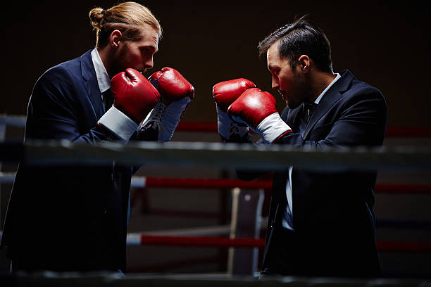 ataque de negocios - boxing caucasian men business fotografías e imágenes de stock