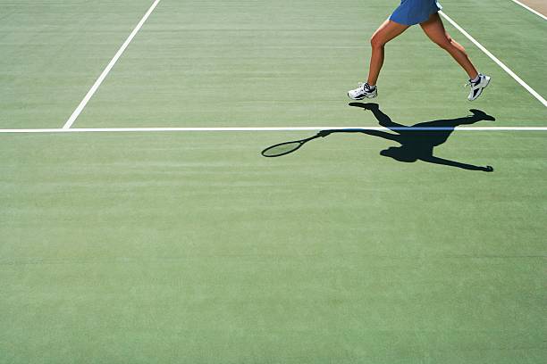 ombre et jambes d’une personne jouant au tennis - tennis club photos et images de collection