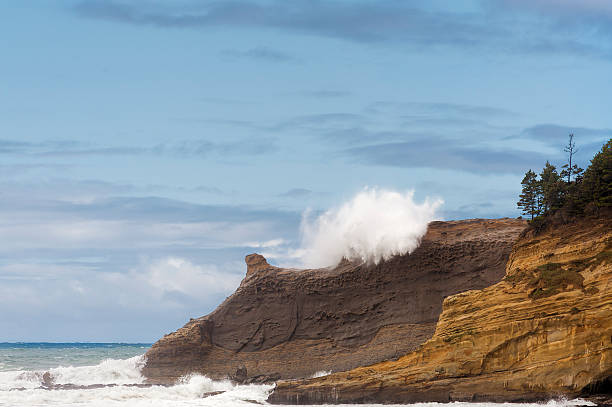 cape kiwanda but fala trafień klify - cape kiwanda state park zdjęcia i obrazy z banku zdjęć