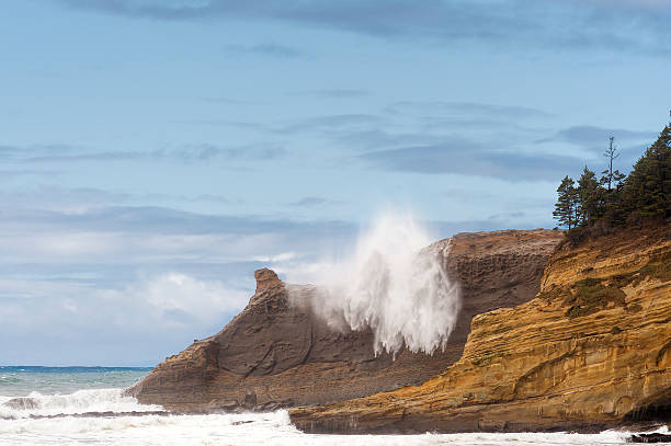 cape kiwanda but fala trafień klify - cape kiwanda state park zdjęcia i obrazy z banku zdjęć