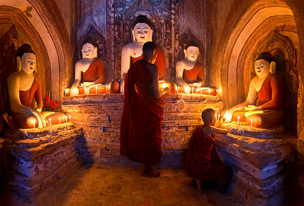 jeunes moines bouddhistes - jeunes bonze photos et images de collection