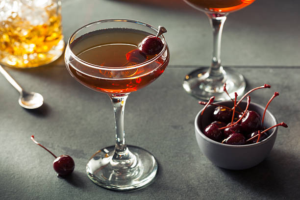 hausgemachte roggen-bourbon-manhattan - black cherries stock-fotos und bilder