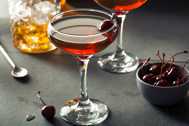 домашний ржаной бурбон манхэттен - manhattan cocktail cocktail drink cherry стоковые фото и изображения