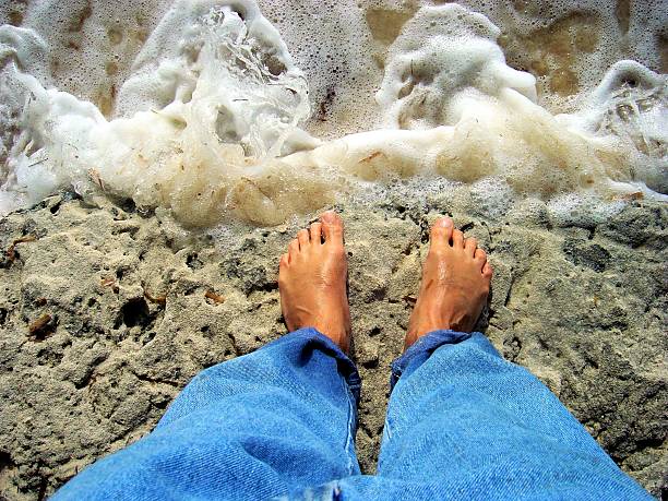 osobiste punktu widzenia stałego na krawędzi wody oceanu linii brzegowej - waters edge wave beach soap sud zdjęcia i obrazy z banku zdjęć