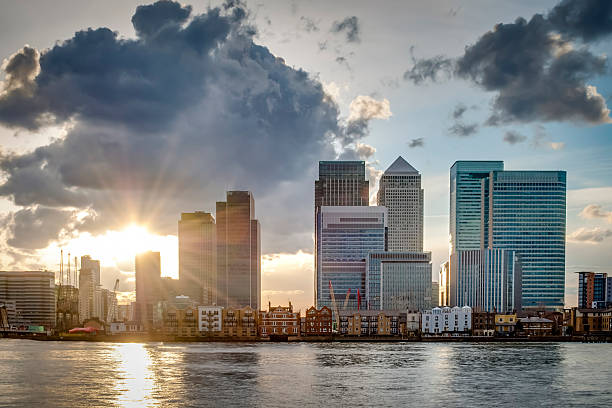 londyn skyline w pochmurny dzień o zachodzie słońca, kanaryjskich wharf - london england canary wharf skyline cityscape zdjęcia i obrazy z banku zdjęć