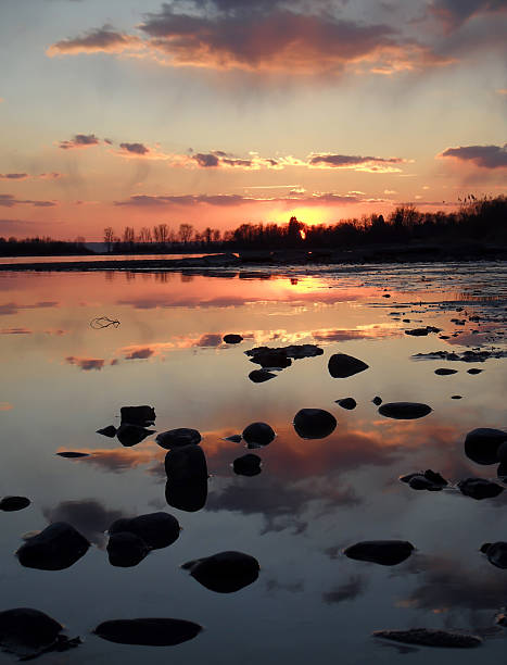 bellissimo tramonto getta riflessioni su un tranquillo lago un sundow - sundow foto e immagini stock