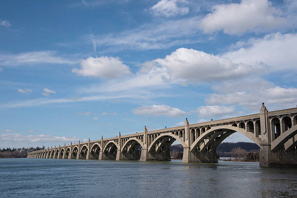 béton arch pont sur la rivière - bridge pennsylvania susquehanna river concrete photos et images de collection