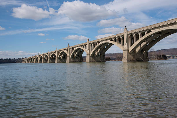 워터스 에지 ~의 뷰 강 - bridge pennsylvania susquehanna river concrete 뉴스 사진 이미지