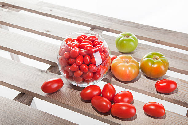 Tomates orgânicos na mesa de madeira - foto de acervo