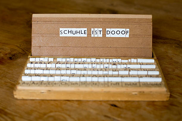 german text: "Schuhle is gooof" a letterbox with the german text: "Schuhle ist dooof" misspelled stock pictures, royalty-free photos & images