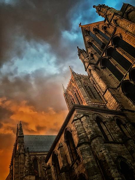 outono pôr do sol em catedral de lincoln, lincolnshire, inglaterra - medieval autumn cathedral vertical imagens e fotografias de stock