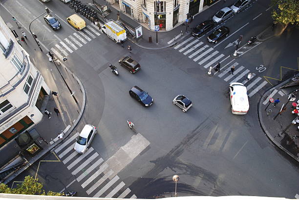 4 road 교차로에서 지동차, 파리 - crosswalk information medium street road 뉴스 사진 이미지