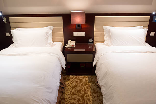 две односпальные кровати в номере отеля - sheet single bed bed duvet стоковые фото и изображения