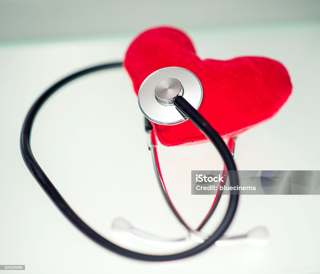 Estetoscopio con corazón - Foto de stock de Artículo médico libre de derechos