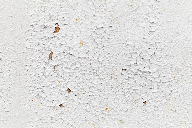 oxidadas blanco pared de metal con grietas, textura de fondo - paint peel peeling white fotografías e imágenes de stock