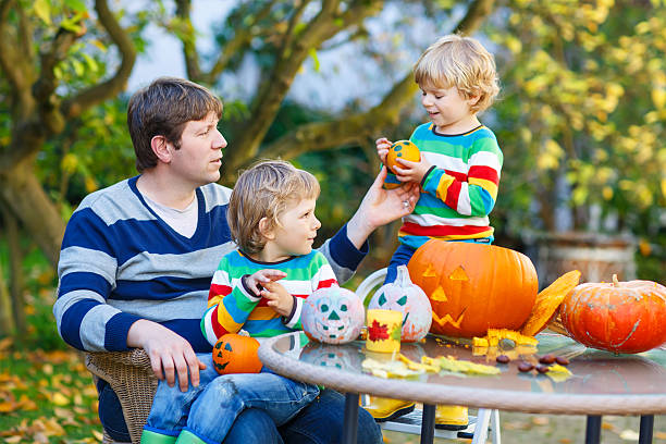 jovem pai e seu filho pequeno que jack abóbora de halloween - child autumn craft preschooler - fotografias e filmes do acervo