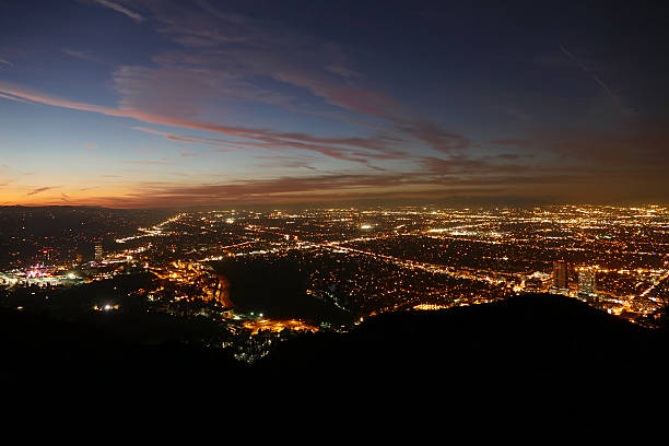 ロサンゼルスの夜の渓谷の眺め - northridge ストックフォトと画像
