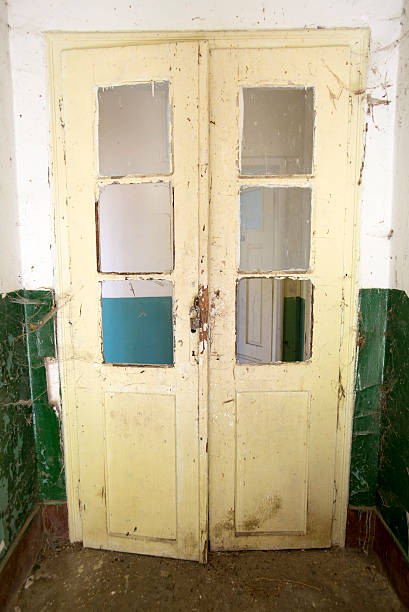 istock Door of an abandoned school 521247299
