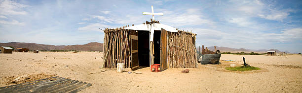 panorama de pobres africanos church in the desert - luderitz city - fotografias e filmes do acervo