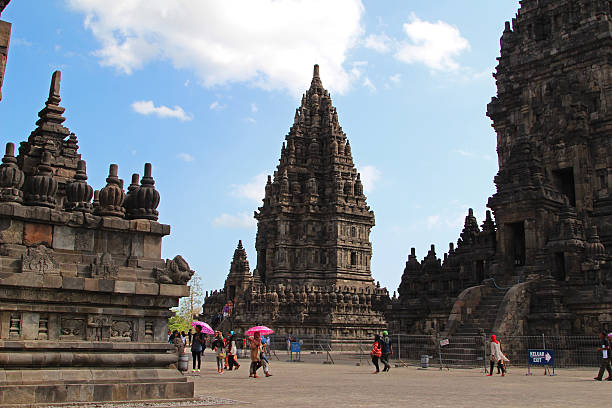 indonesien: prambanan in yogyakarta - prambanan temple stock-fotos und bilder