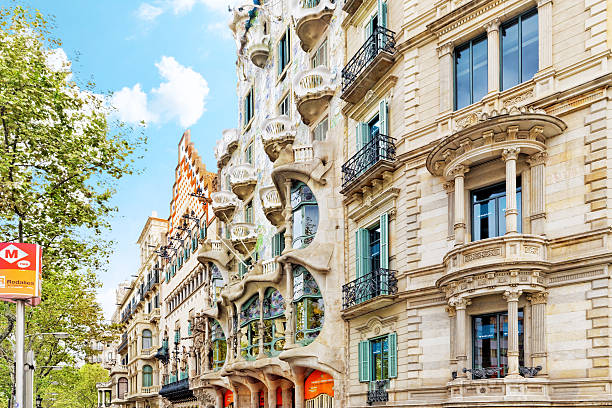 im freien mit blick auf die schaffung von gaudi-haus casa batlo. - barcelona antonio gaudi casa battlo spain stock-fotos und bilder