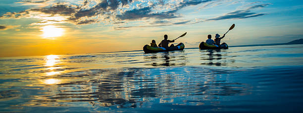 夕暮れの海にカヤック家族 - family kayaking kayak canoeing ストックフォトと画像