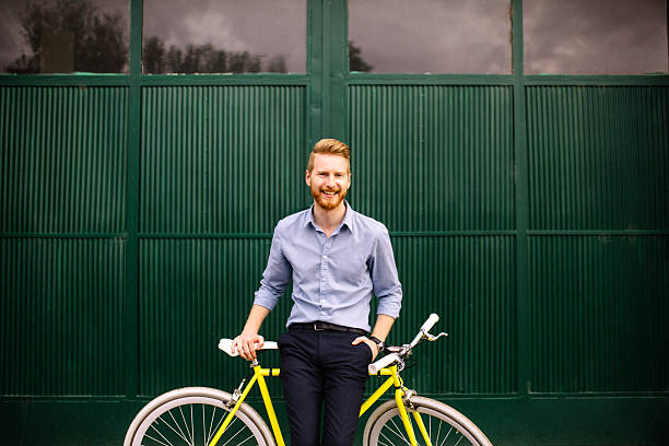 un bell'uomo con moderno bicicletta - bicycle ride foto e immagini stock