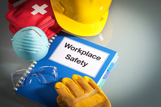 sicherheit am arbeitsplatz und handbuch für manuellen und ausrüstung horizontale nahaufnahme - arbeitssicherheit stock-fotos und bilder