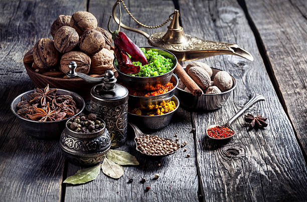 spezie e frutta secca sul tavolo di legno - asia orientale foto e immagini stock