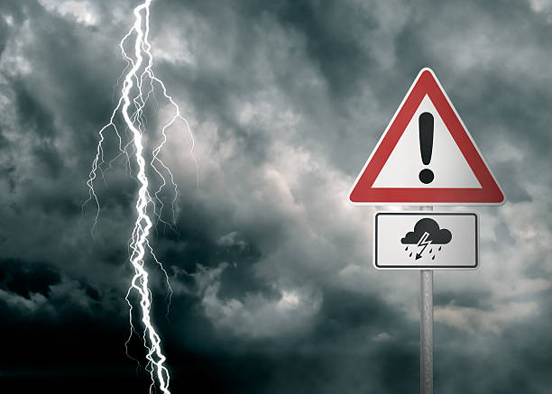 precaución: tormenta más adelante - protection insurance dark rain fotografías e imágenes de stock