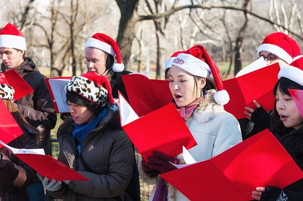 natale carolers - men editorial musician music foto e immagini stock