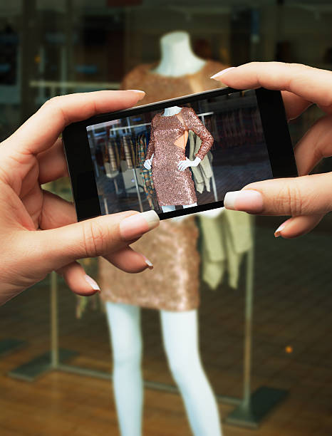 istock Smart phone Window shopping or showrooming 521266495
