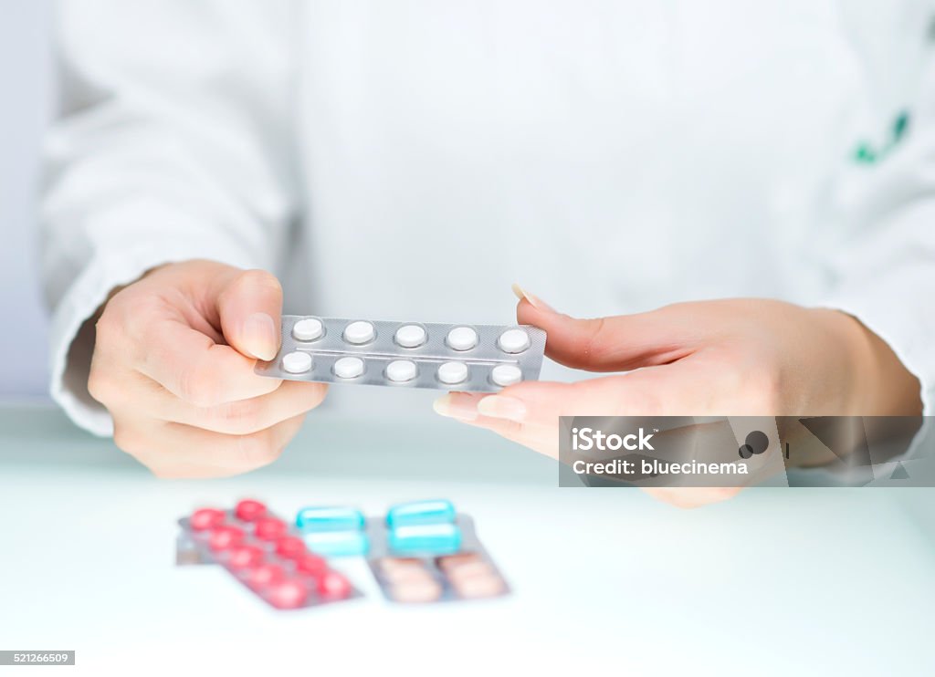 Farmacéutico de retención en el envase tipo blíster de pastillas - Foto de stock de Ampolla - Lesión física libre de derechos