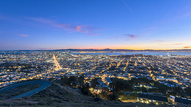 paisagens urbanas em san francisco sunrse - san francisco county skyline panoramic california imagens e fotografias de stock