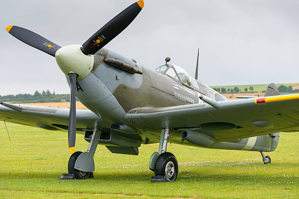spitfire fighter - spitfire airplane world war ii airshow zdjęcia i obrazy z banku zdję�ć