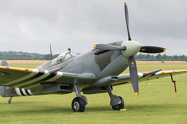 spitfire fighter - spitfire airplane world war ii airshow zdjęcia i obrazy z banku zdjęć