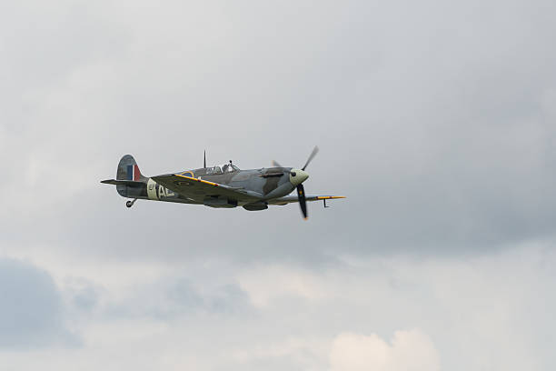 spitfire fighter - spitfire airplane world war ii airshow zdjęcia i obrazy z banku zdjęć