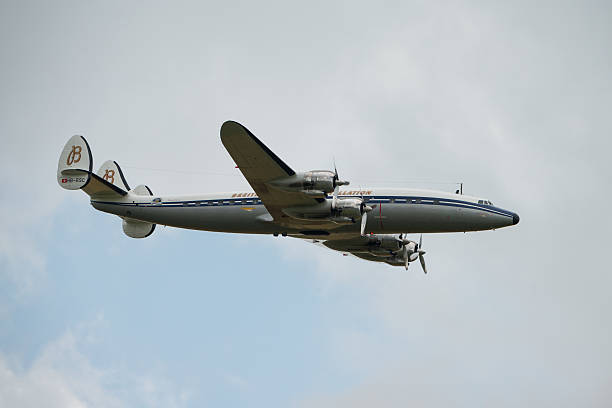 lockheed constellation c-121c super - airport airplane retro revival commercial airplane fotografías e imágenes de stock